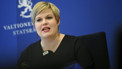 Annika Saarikko på en presskonferens.