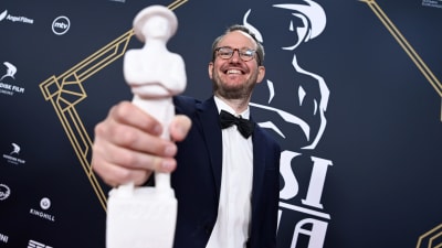  Juho Kuosmanen Hytti nro 6 -elokuvan parhaan käsikirjoituksen Jussi-patsaan kanssan Jussi-gaalassa