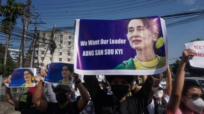 Demonstranterna kräver att Aung San Suu Kyi att friges genast. 