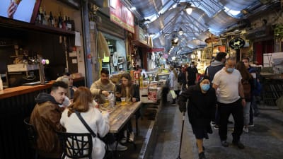 Restaurang i Jerusalem. restauranger, barer och caféer har öppnats på nytt, och människor med "grönt pass" får röra sig fritt. vaccine