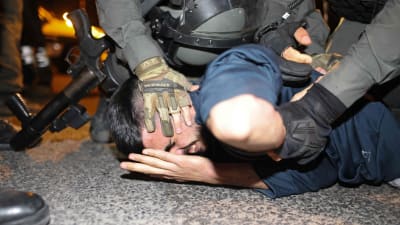 Israelisk polis griper palestinier i det palestinska området Sheikh Jarrah i östra Jerusalem. 4.5.2021