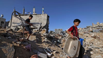 Pojkar bland ruiner till hus som bombats i Beit Hanun i norra Gaza. 21.5.2021