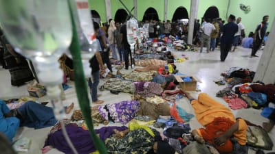 Hälsovårdare och bybor i Muara Tiga hjälpte de uttorkade rohingyerna efter att de drivit i land där. 