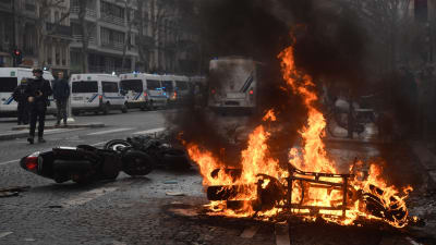 En motorcykel brinner på Boulevard de Courcelles i Paris. Demonstranterna har tänt många små bränder under dagens lopp. 