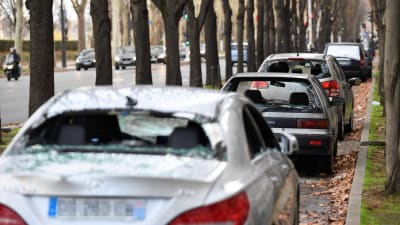 Bilar med krossade vindrutor på Quai d'Orsay i Paris på söndag förmiddag. 