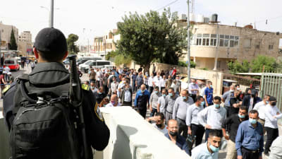Palestinierna måste passera en gränskontroll innan de kan gå in i Jerusalem för att delta i fredagsbönen