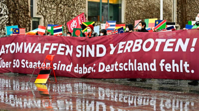 Kärnvapenförbudet ratificerades i över 50 länder men inte i Tyskland. Demonstration mot kärnvapen i Berlin 22.1.2021