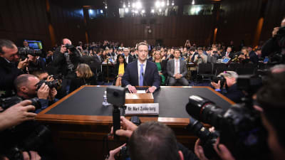 MArk Zuckerberg omgiven av kameror på plats i kongressufrågning