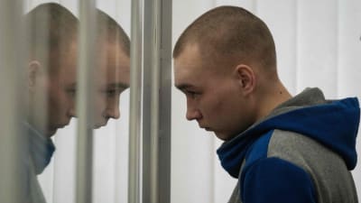21-åriga ryska soldtaen lyssnar på tolken i krigsrättsrättegång i Kiev