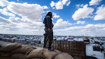 En SDF-soldat spanade ut över al-Hol den 18 mars. 