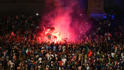 Italienska fans firar med pyroteknik.