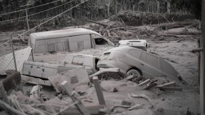 Bilar begravda av aska i San Miguel Los Lotes, en by ungefär 35 kilometer sydväst om Guatemala City. 