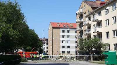 Två byggnader fick fönster och balkonger utblåsta i explosionen