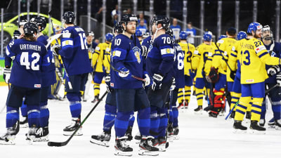 Finska spelare ser besvikna ut.