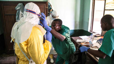 Sjukvårdare förbereder sig för ebolaundersökningar på sjukhuset i Bikoro, Kongo.