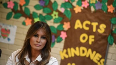Melania Trump framför teckning med text om medkänsla