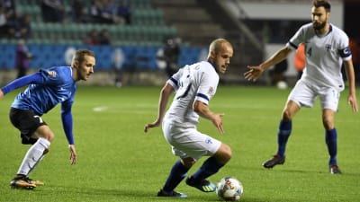 Teemu Pukki med bollen i matchen mot Estland