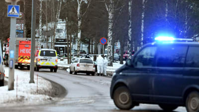 Polisbilar på Sjöåkersvägen i Botby gård i Helsingfors onsdagen 23.11.2022.