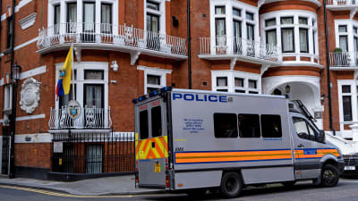 En polisbil utanför Ecuadors ambassad i London.