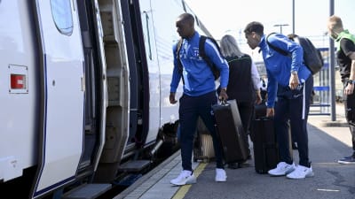 Glen Kamara kliver på tåget.