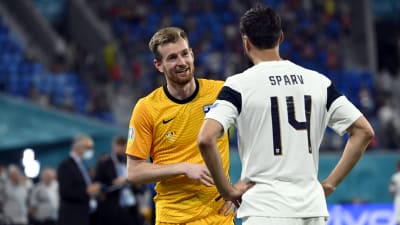 Lukas Hradecky snackar med Tim Sparv.