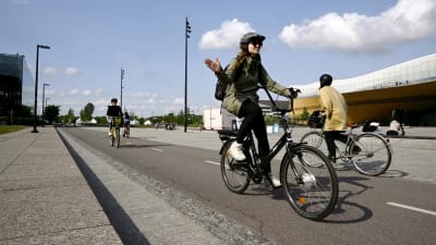 Personer som cyklar vid Medborgartorget i Helsingfors.