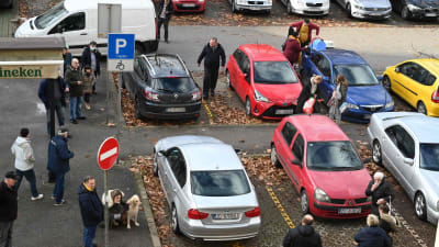 Bilar står på rad i Zagreb på en parkering i Kroatien efter ett jordskalv. 