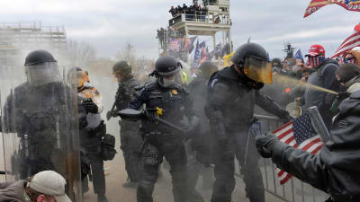 Poliser i kravallutrustning mitt i demonstrationer.