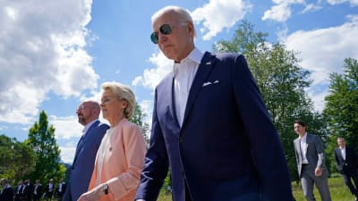 Joe Biden med pilotsolglasögon går i förgrunden tillsammans med Charles Michel och Ursula von der Leyen.