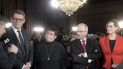 Vanhanen, Kyllönen, Torvalds och Haatainen intervjuas av Helsingin Sanomats journalist i Ständerhuset i Helsingfors. 