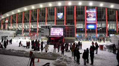 Fans samlade utanför HIFK:s hemmahall.