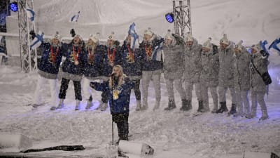 Ellinoora uppträder framför Damlejonen.