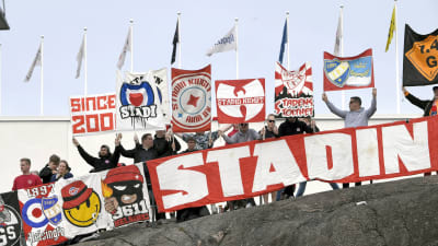 HIFK:s supportrar följde matchen utanför stadion.