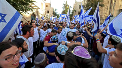 En av flaggparaderna intill gamla stan i Jerusalem på tisdagen. 