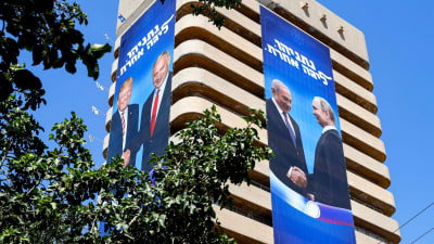 "Netanyahu - i en klass för sig". Ungefär så lyder texten på de gigantiska valaffischerna där Netanyahu ses skaka hand med Donald Trump och Vladimir Putin. 