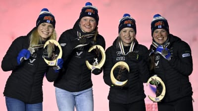 Det finländska stafettlaget får sina VM-medaljer.