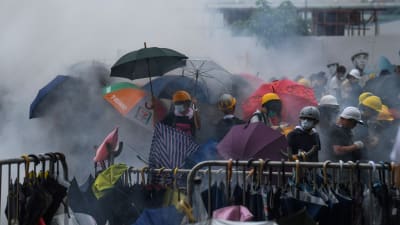 Demonstranter i moln av tårgas under proesterna på onsdagen. 