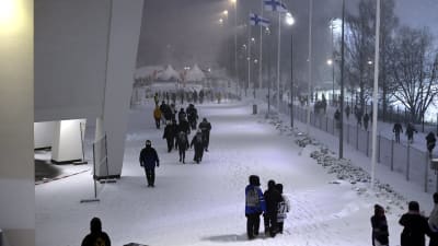 Åskådare vandrar utanför Olympiastadion.