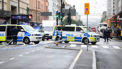 Polisbilar har spärrat av en gata i centrala Stockholm.