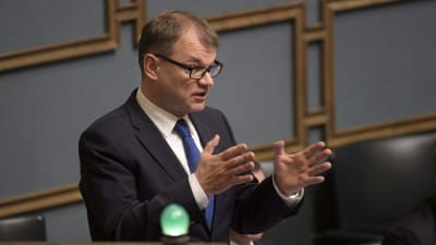 Juha Sipilä i ministerpodiet i riksdagen.