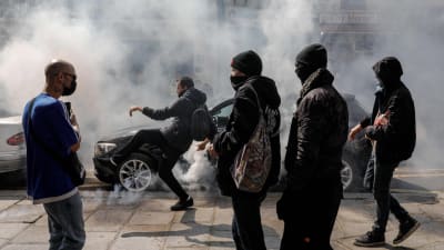 En demonstrant i Paris sparkade tårgasgranater tillbaka mot polisen under protesterna på onsdagen. 