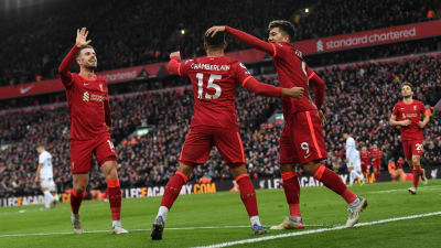 Liverpoolspelare firar ett mål.