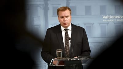 Försvarsminister Antti Kaikkonen talar på en presskonferens.