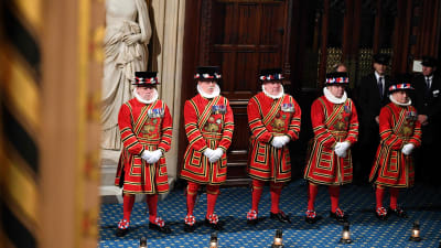 Vakter står utanför parlamentsbyggnaden i London i Storbritannien.