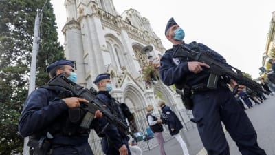 Poliser vaktar utanför Notre-Dame i Nice, frankrike i oktober 2020.