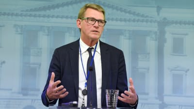 Matti Vanhanen på en presskonferens 12.8.2020
