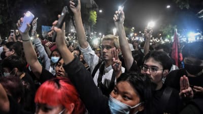 Den thailändska proteströrelsen domineras av ungdomar. Så också under nattens demonstration utanför premiärministerns kansli. 