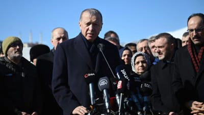 President Recep Tayyip Erdoğan på besök i staden Kahramanmaras i skalvområdet.