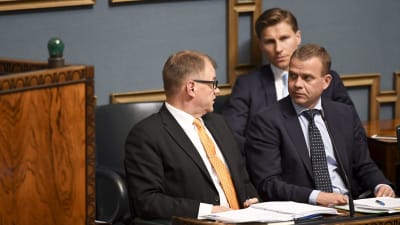 Juha Sipilä, Petteri Orpo och Antti Häkkänen i riksdagen.