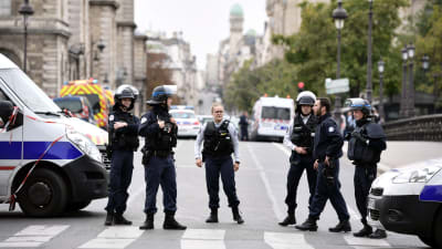 Polisen spärrade av en väg i Paris efter att tre människor skadats i en knivattack i centrala Paris.